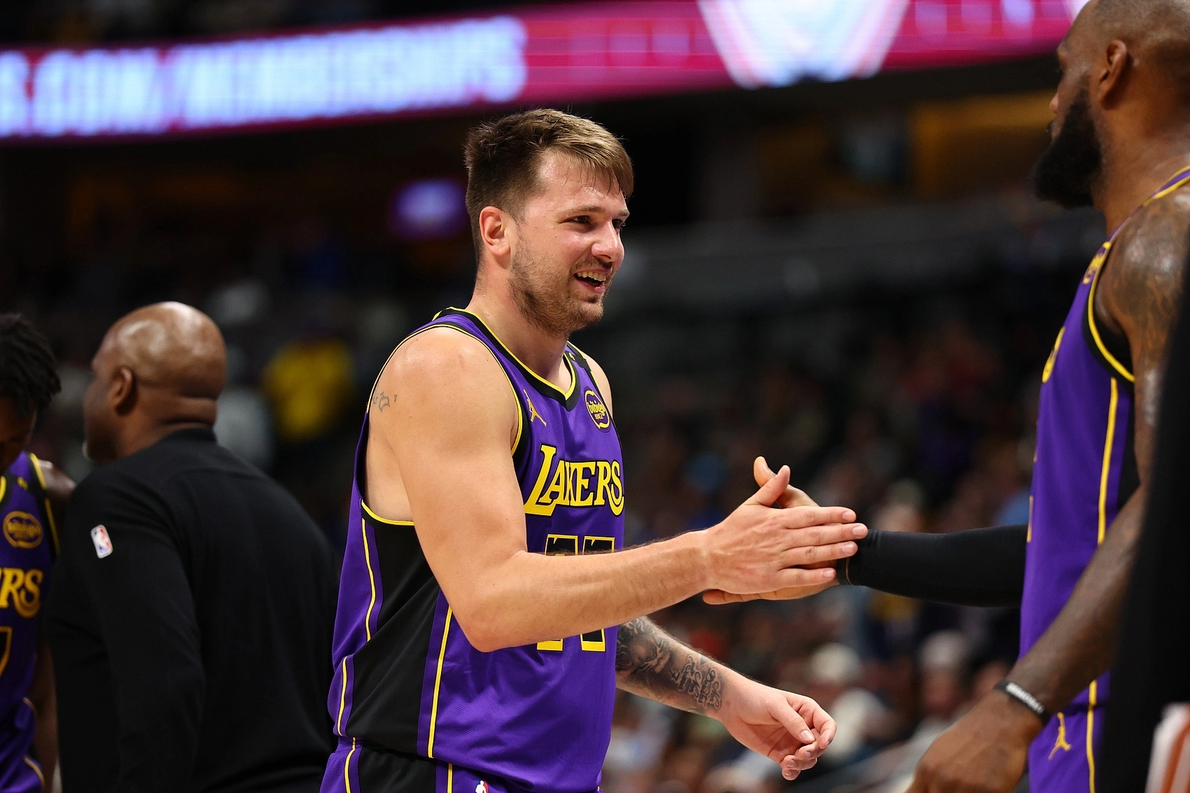 东契奇连续十五场比赛得分超过表现优异,快船不断突破!气势如虹延续(东契奇生涯总得分最新)-爱游戏体育