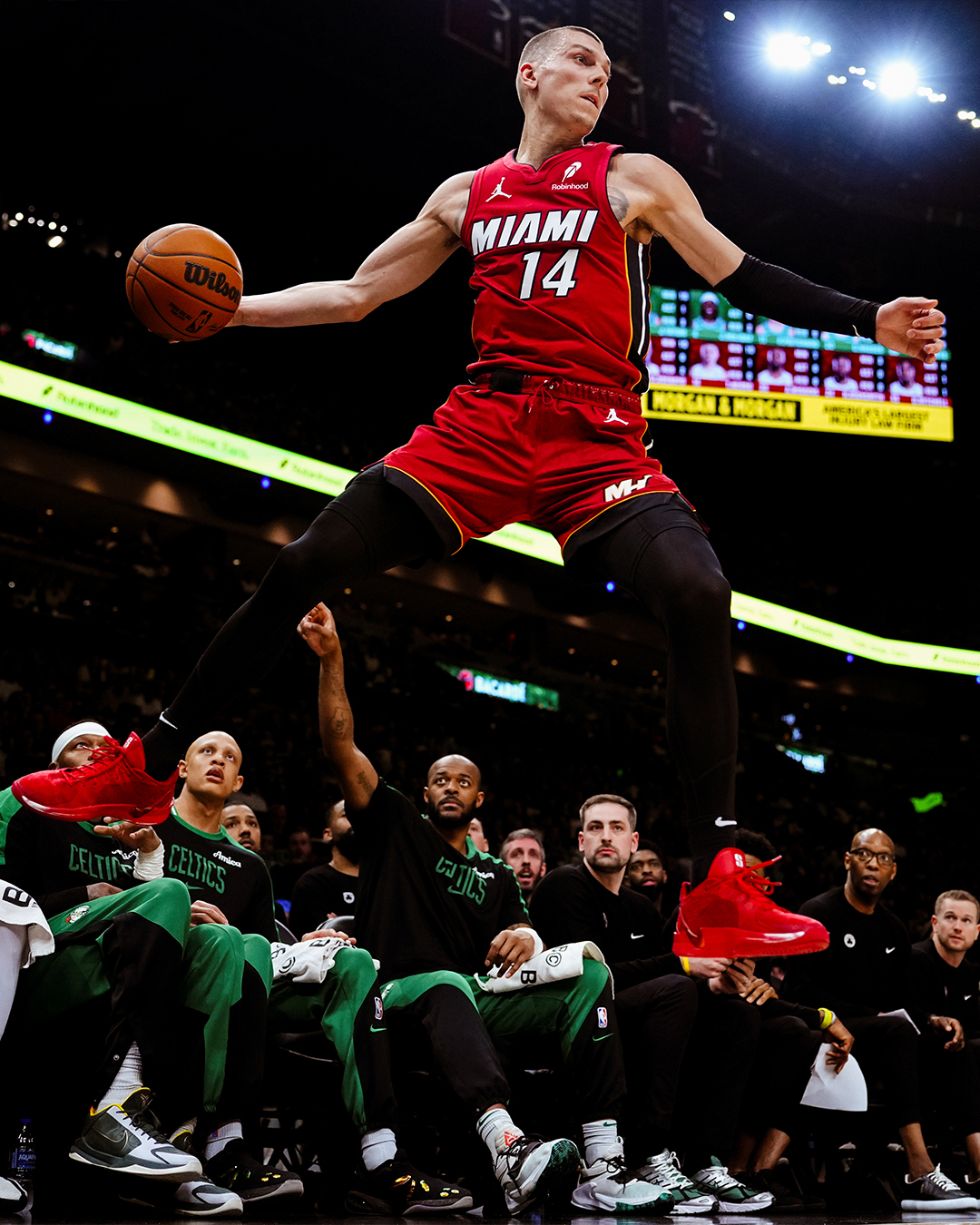 热火不断突破!,凯恩连续七场比赛得分超过刷新纪录全场沸腾不已-爱游戏官网