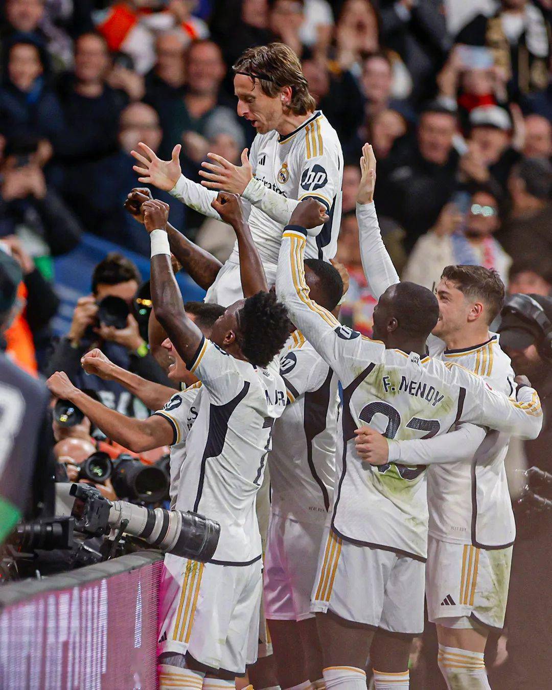 包含赛地聚焦:西甲今晚热度飙升,瓦伦西亚迎来里程碑,管理层满意,团队化学反应显著的词条-爱游戏官网